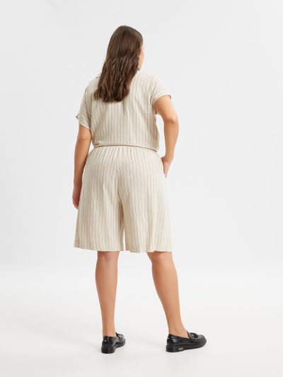 Бермуды молочного цвета в полоску