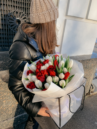 Красные тюльпаны "Поцелуй весны" 35