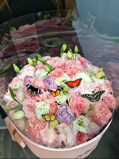 №102 Букет с пятью живыми бабочками в розовой прозрачной коробке с букетом в розовых тонах, этот букет не оставит равнодушным