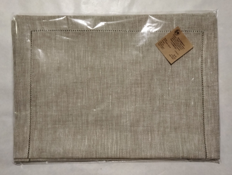 Льняная сервировочная салфетка "Пеллея" 32х32 см с ручной вышивкой