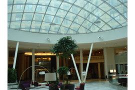 Световой фонарь на крыше здания