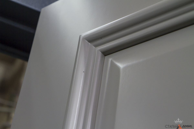 Prefect Префект /ПК 26мм рис. "Чикаго" крашенная RAL9001 с багетом из массива березы