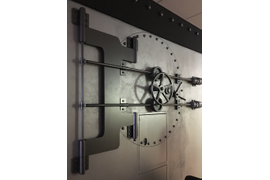 Имитация замка сейфа. Бутафория из стеклопластика и металла.