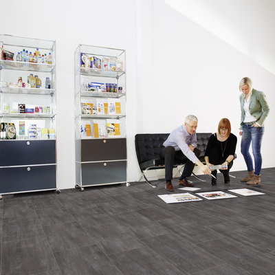 Виниловый пол Wineo 400 Stone Hero Stone Gloomy MLD00138 в интерьере офиса