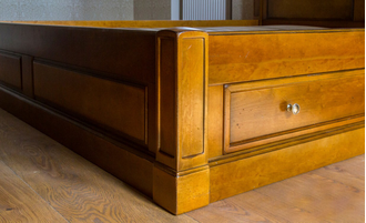 Кровать деревянная с ящиками.