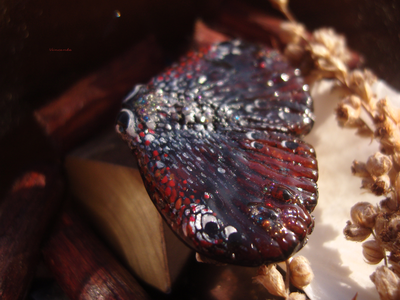 Миниатюрная брошь "Мотылёк-Уголёк"