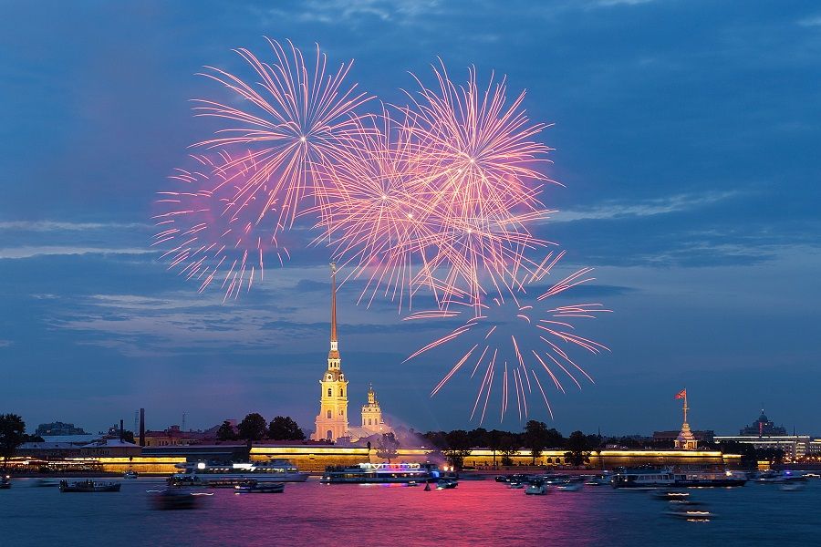 Салют над Петропавловской крепостью в Санкт-Петербурге. Фото из открытых источников в сети Интернет