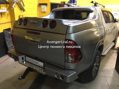 Крышка Grandbox со светодиодными задними фонарями на Toyota Hilux