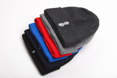 Шапочка вязаная с вышивкой иероглифа