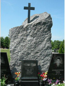 Картинка памятника крест в скале на могилу в СПб