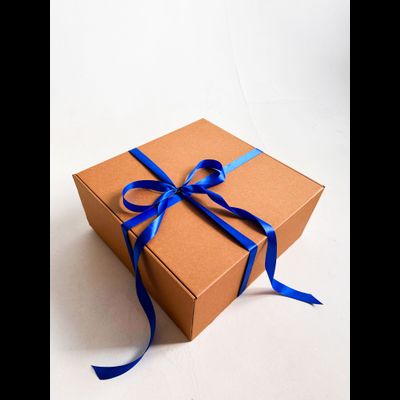 Огромная подарочная коробка GILEV 45х45х20см с синей лентой и наполнителем крафт