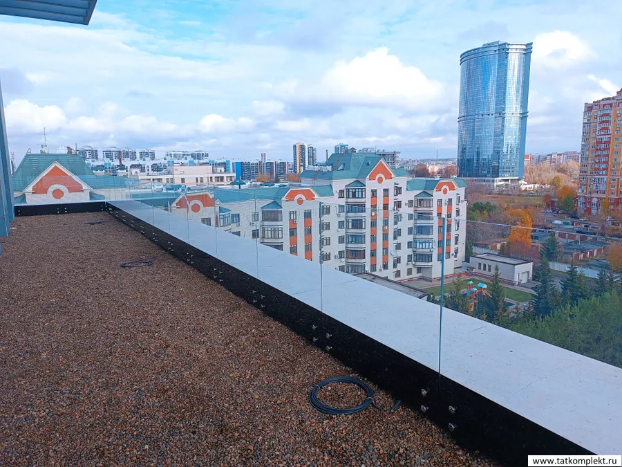 Стеклянные ограждения террасы из закаленного стекла триплекса 12мм (6+2+6) Точечные крепления стекла из полированной нержавеющей стали. Республика Татарстан, г. Казань. ЖК "Мифы"