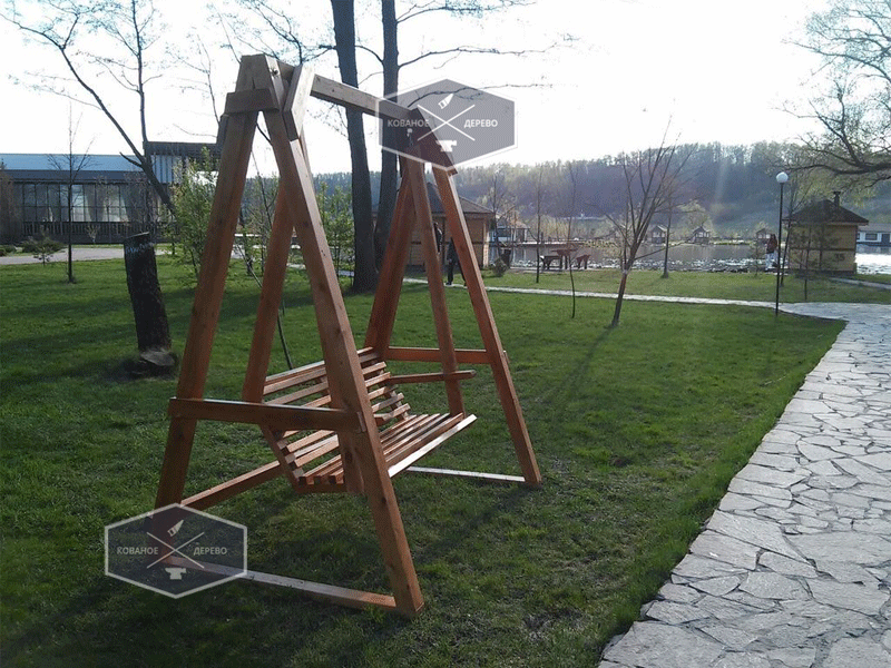 Деревянные качели без навеса