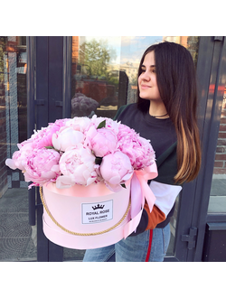 25 пионов в коробке