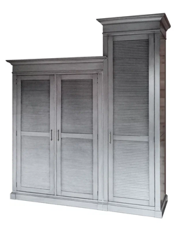 Шкаф для одежды на мансарду с жалюзийными дверьми.