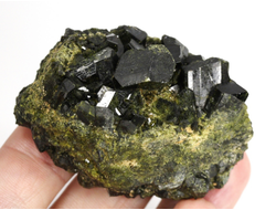 Эпидот, сросток кристаллов, Перу (55*42*32 мм, 101 г) №35868