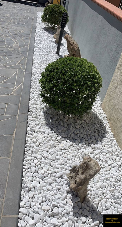 белый мрамор галька