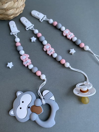 Держатель для пустышки "Розовый енот"