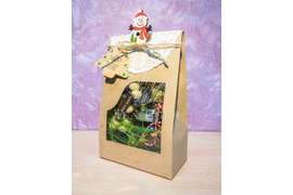 Коробка с окошком (малая) 370 р.
Зелёный чай "Зимний романс"
в стеклянной банке
Орехи и ягоды в шоколаде
Прищепка "Снеговик"