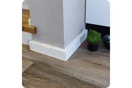 Визуальная гармония: установка белого плинтуса Dollken Cubu Flex Life 60XL обеспечивает безупречное сочетание с любым напольным покрытием, создавая эффектный завершающий штрих в интерьере.