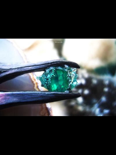 "Ледяной Пингвин Полярных Шаманов", волшебная брошь с изумрудом