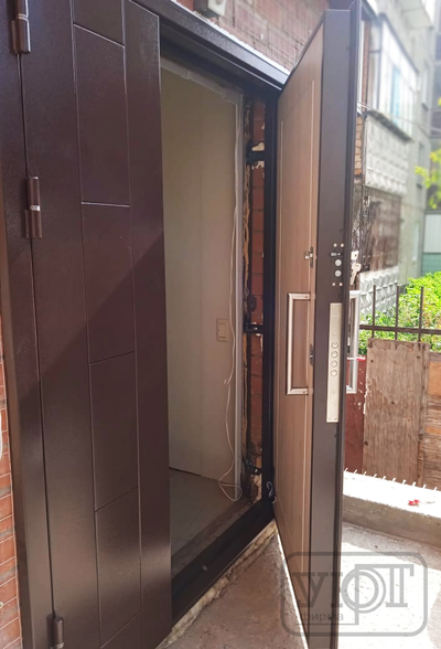 №57. Входная дверь. Профильная конструкция без объёмной филёнки