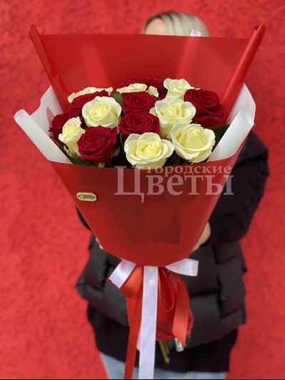 букет из белых и красных роз