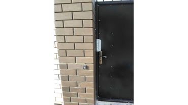 Прокладка 240 метров кабеля в грунте и бетоне. 
Соединение двух домофонов с функцией интеркома. 
Установка электозамка. 
Установка вызывной панели с углом обзора 120 град. 
Качественный монтаж ! 