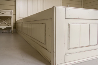 Кровать деревянная с высоким изголовьем.