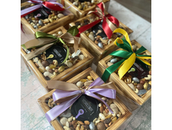 Подарочный набор на 8 марта с орехами и медом