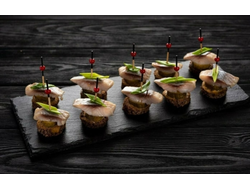Канапе из сельди на бородинском хлебе 10 шт 200гр 1300₽  Нежные кусочки слабосоленой сельди на бородинском хлебе, с ломтиком соленого огурца и перышком зеленого лука.