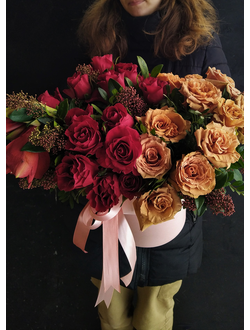 Букет: красная роза, пионовидная роза, скиммия, амариллис. Бизнес-букет, цветы маме, букет в коробке