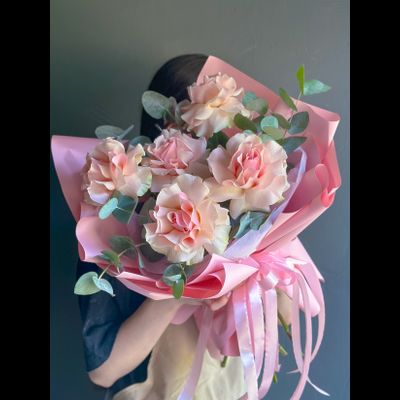 Букет французских роз с эвкалиптом