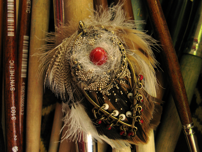 "Робин Гуд. Легенда Шервуда". Украшение - заколка с перьями и золотым микробисером