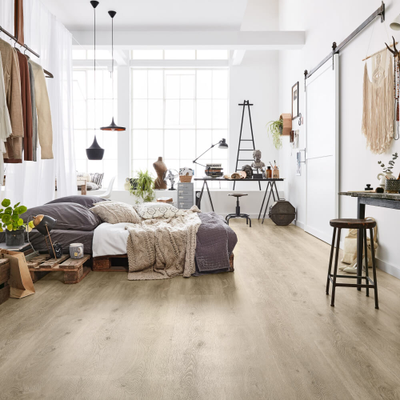 Виниловый пол Wineo 600 Wood XL ParisLoft RLC199W6 в интерьере комнаты
