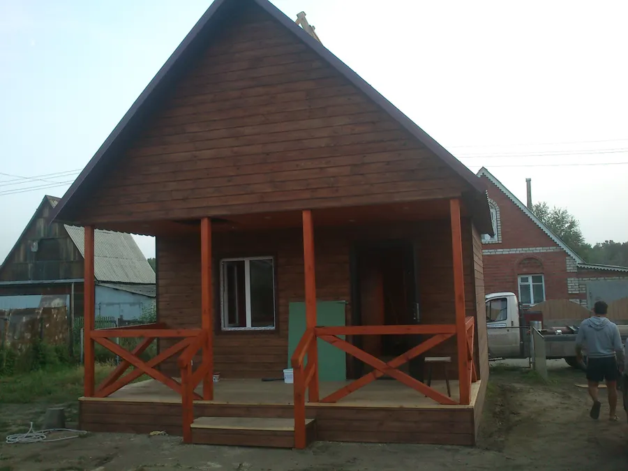 Фасады покрашены деревозащитным составом.