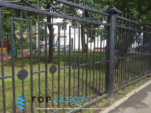 Забор с элементами ковки для ограждения школы