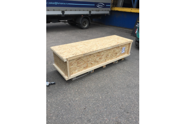 Пример жесткой упаковки, которую мы используем для перевозки стеновых панелей и штапика из массива дерева длиной 2,2 метра - изготовленный деревянный ящик, выставленный на паллеты.