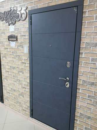 Металлическая входная дверь "Кредо" бетон графит/белый ясень