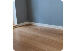 Безупречная геометрия: монтаж белоснежного плинтуса подчеркивает геометрию помещения, создавая четкие линии и современный облик.