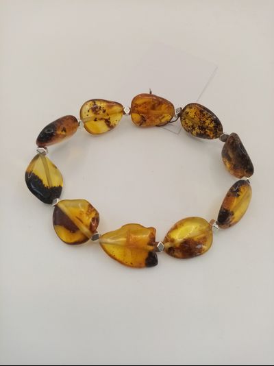 Браслет из натурального янтаря на резинке с бижутерией
