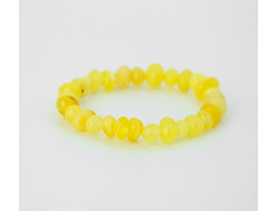 Детский браслет на резинке из обработанного белого янтаря