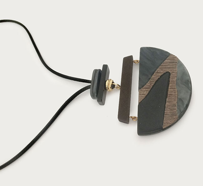 (АРТИКУЛ: 9024/52) КОЛЬЕ ЖЕНСКОЕ, КРУПНАЯ ПОДВЕСКА В СЕРО-КОРИЧНЕВЫХ ТОНАХ, ЮВЕЛИРНЫЙ ПЛАСТИК, ЗОЛОТИСТЫЙ МЕТАЛЛ, ЧЕРНЫЙ ШНУРОК