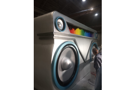 Огромный магнитофон, уличная фигура из стеклопластика