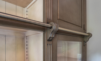 Библиотека модульная с лестницей, с открытой центральной частью.