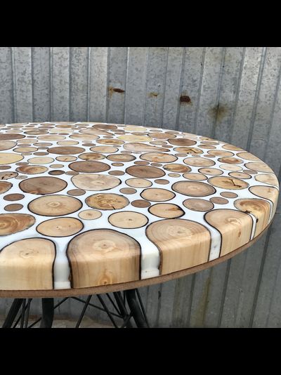 стол из торцевых спилов и эпоксидной смолы