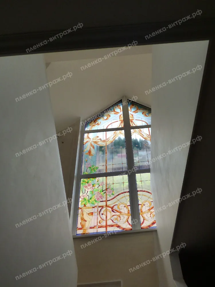 Пленка витраж для окна в доме на лестнице