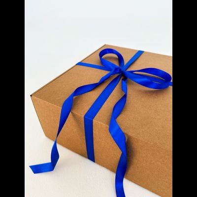 Большая подарочная коробка GILEV 37x37x14 см с синей лентой и наполнителем крафт