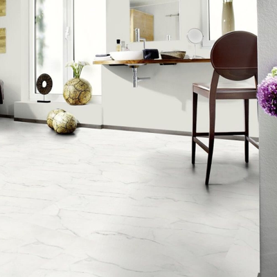 Биополы Wineo Purline 1500 stone XL White Marble PL090C в интерьере ванной