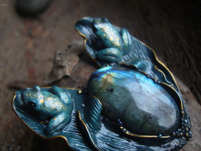 "Хранители озера Сбывающихся Грёз", коллекционная брошь с лабрадоритом и лягушками